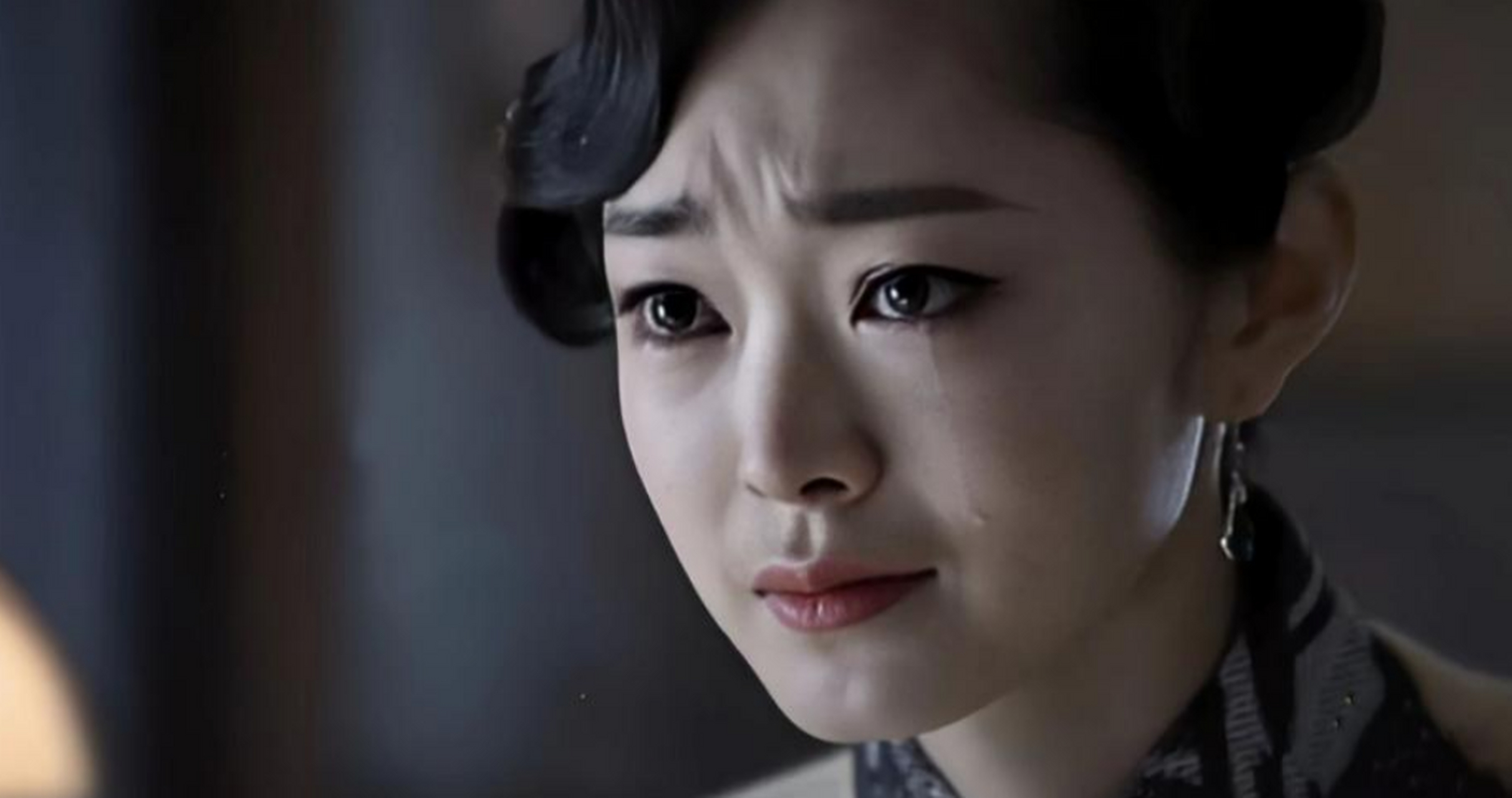 一天,在《伪装者》的拍摄中,宋轶遇到了一场难以通过的戏份,导演愤怒