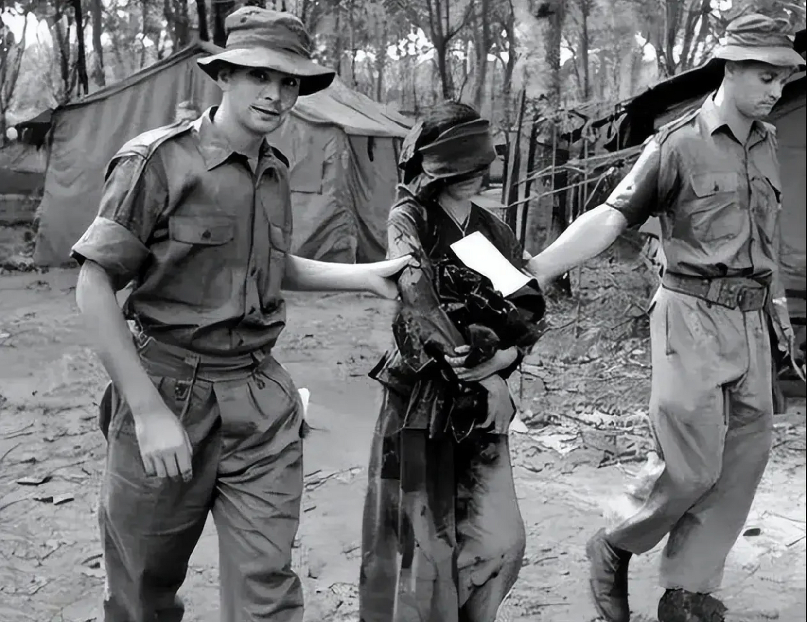 这是一张记录了越南战争中一名女兵被俘的照片,拍摄于1960年,她是一名