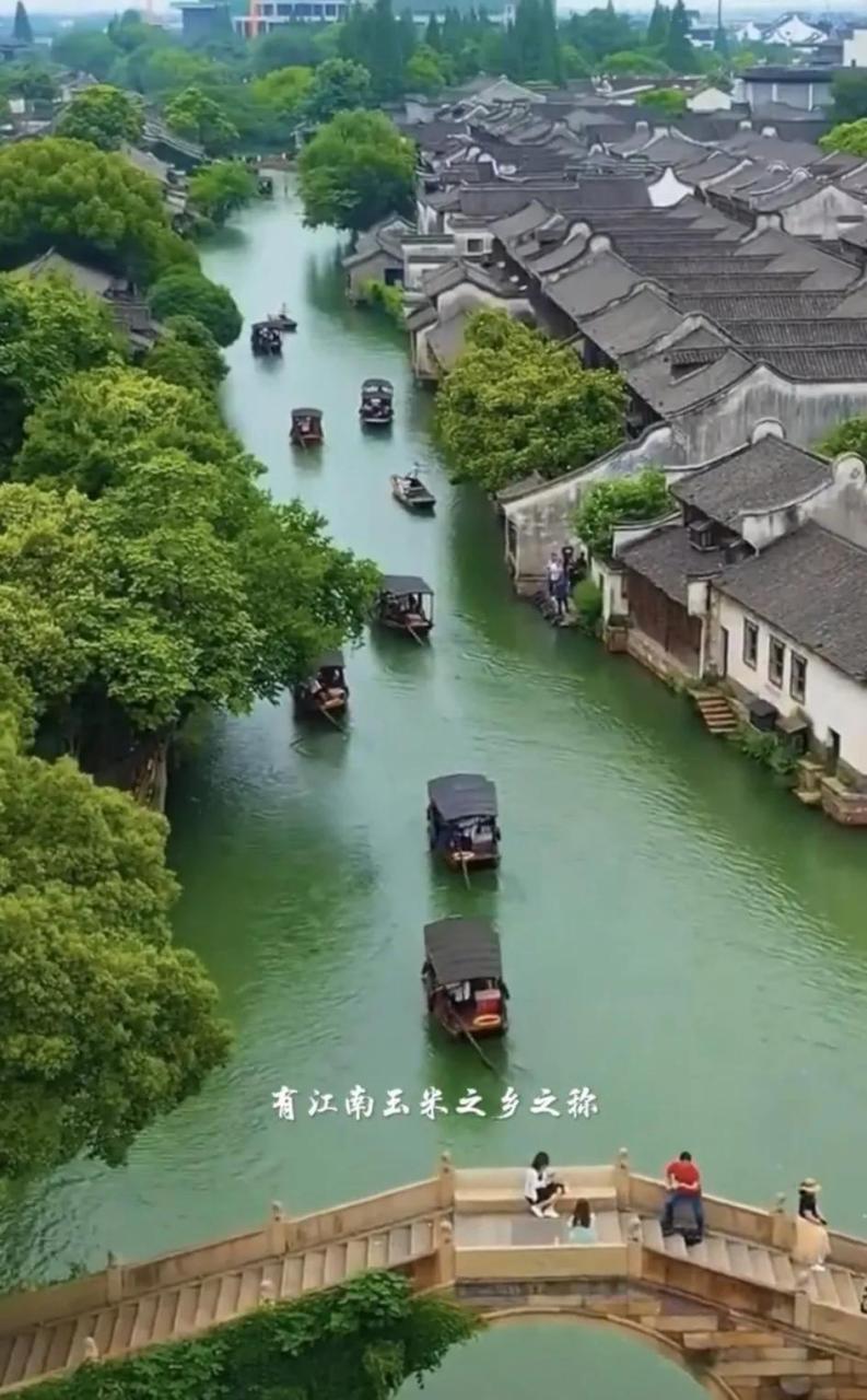 最美江南江南水乡………碧水清莹细细流,波光潋滟泛花舟.