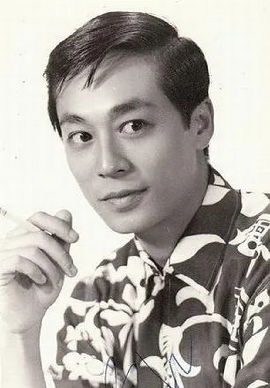 如果没认错的话,这个浓眉大眼的帅哥,就是曾江年轻的时候吧?