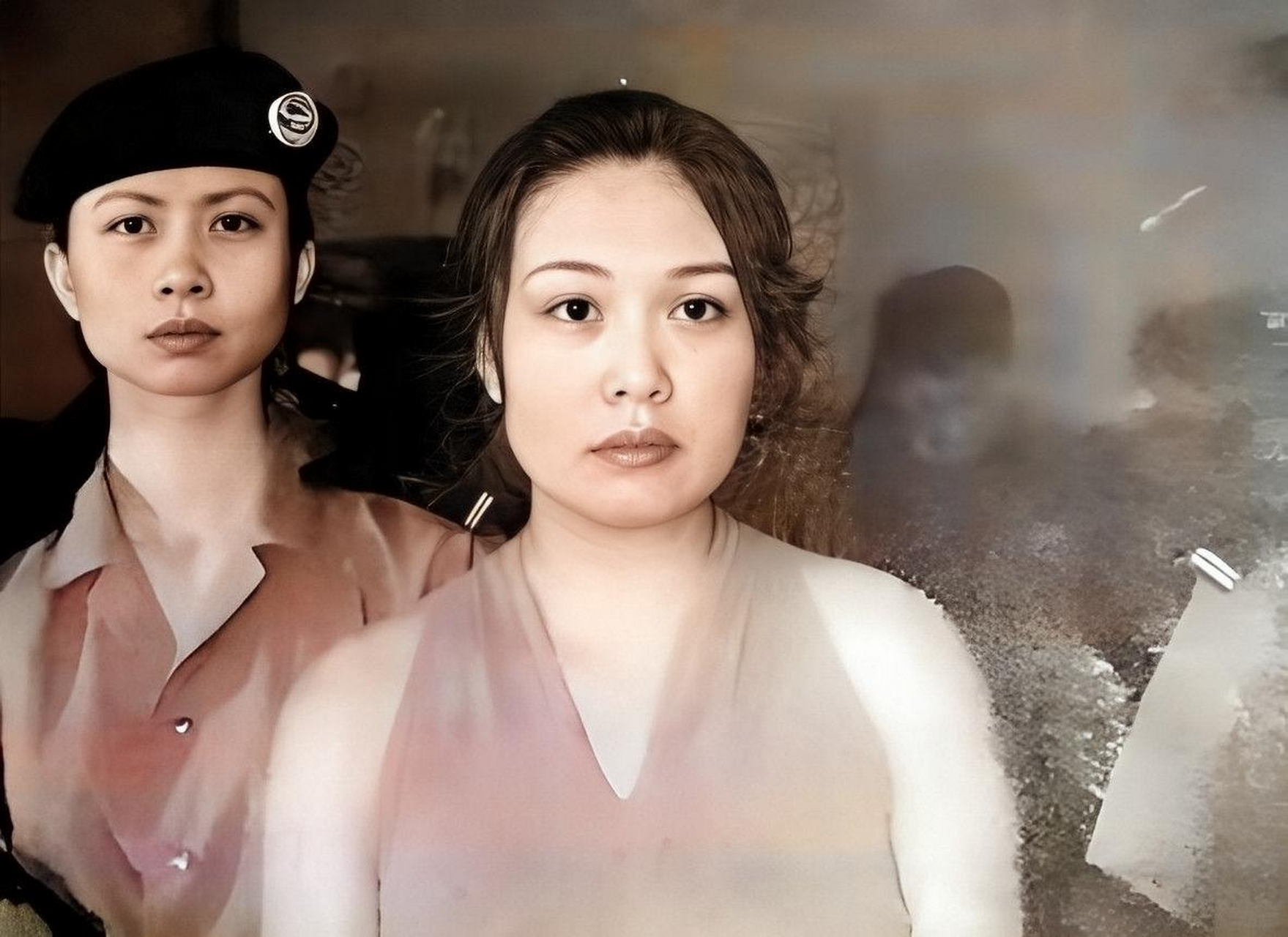 照片中的她美丽,丰满,一头黑发盘在脑后,气质优雅