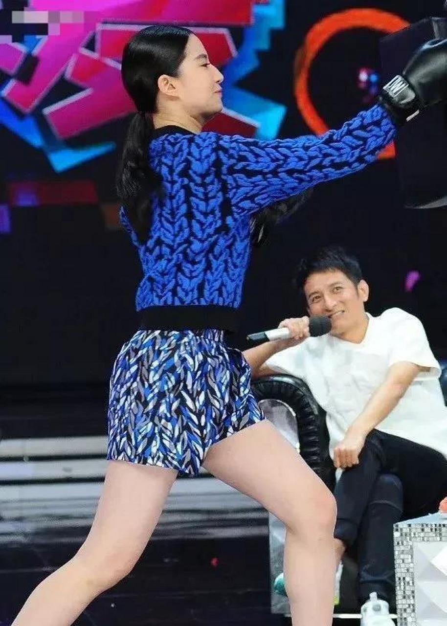 刘亦菲参加快乐大本营节目 玩游戏时候的组图记录 为了综艺的效果勇敢