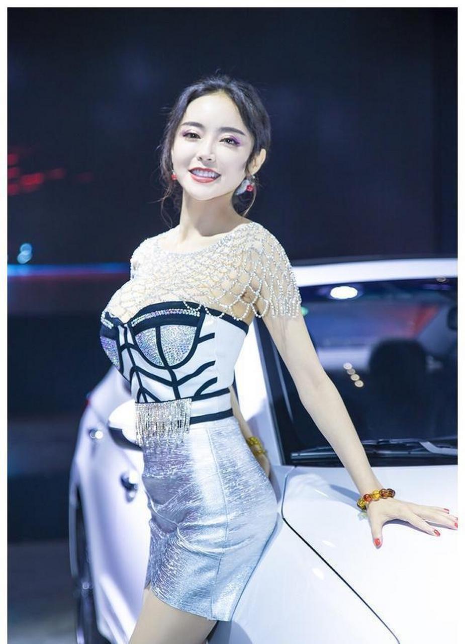 潘春春车展照片,傲人身材引人围观,长腿更是格外抢镜