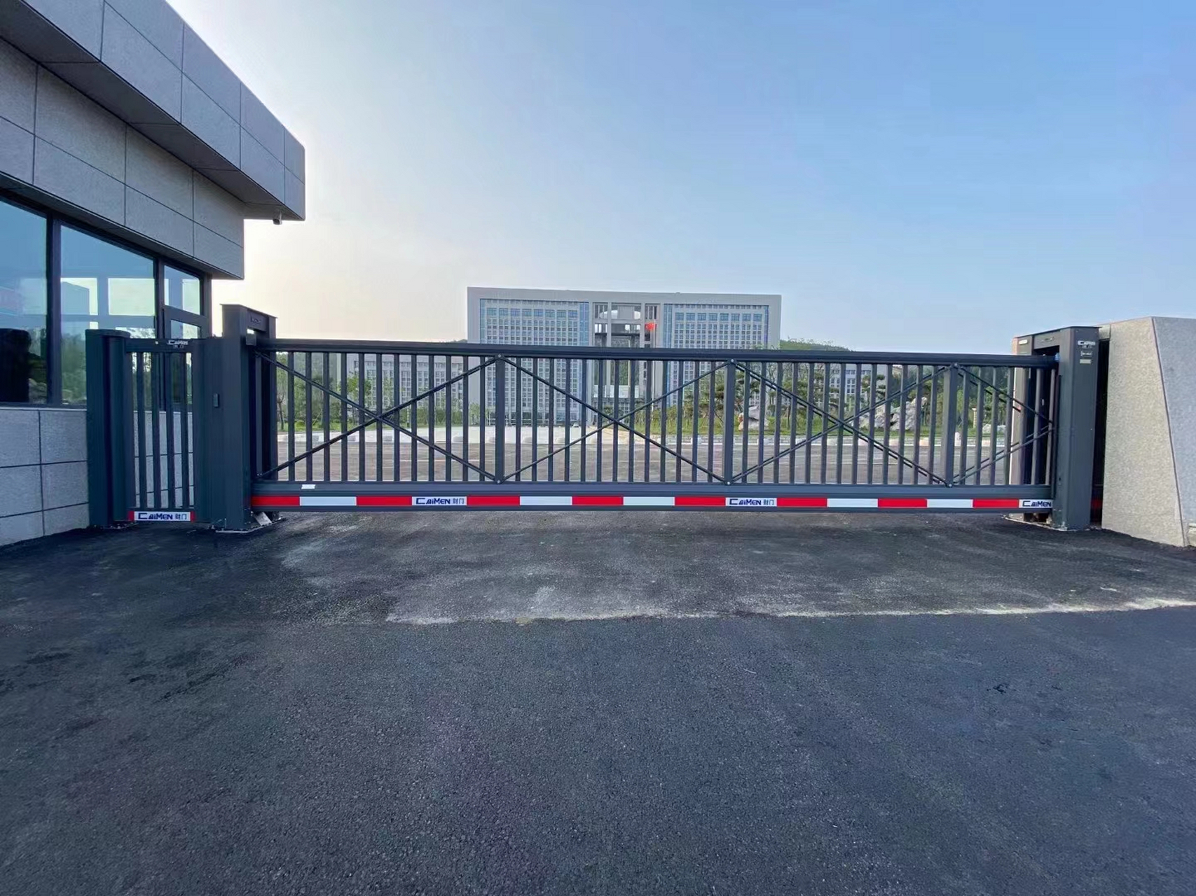 电动门的使用寿命和维护保养关系: 随着社会的不断发展,电动门作为