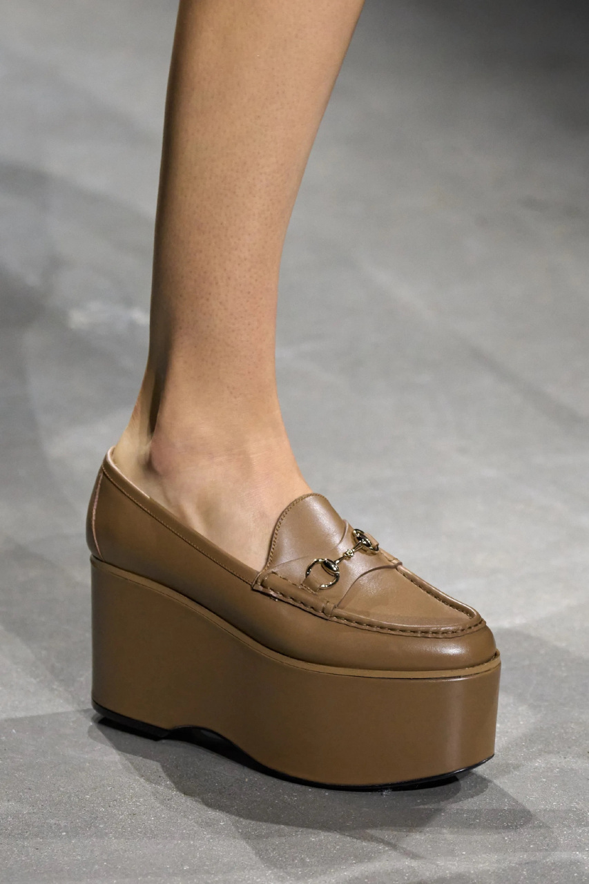 gucci ancora大秀上的厚底马衔扣乐福鞋!