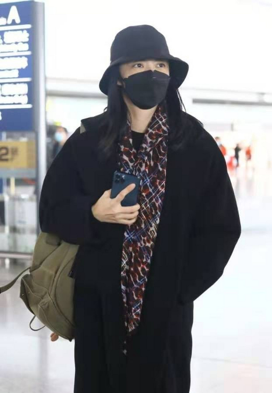 40 姚晨黑色大衣配花丝巾,高级又时髦 喜欢黑色大衣的人,无非是贪图