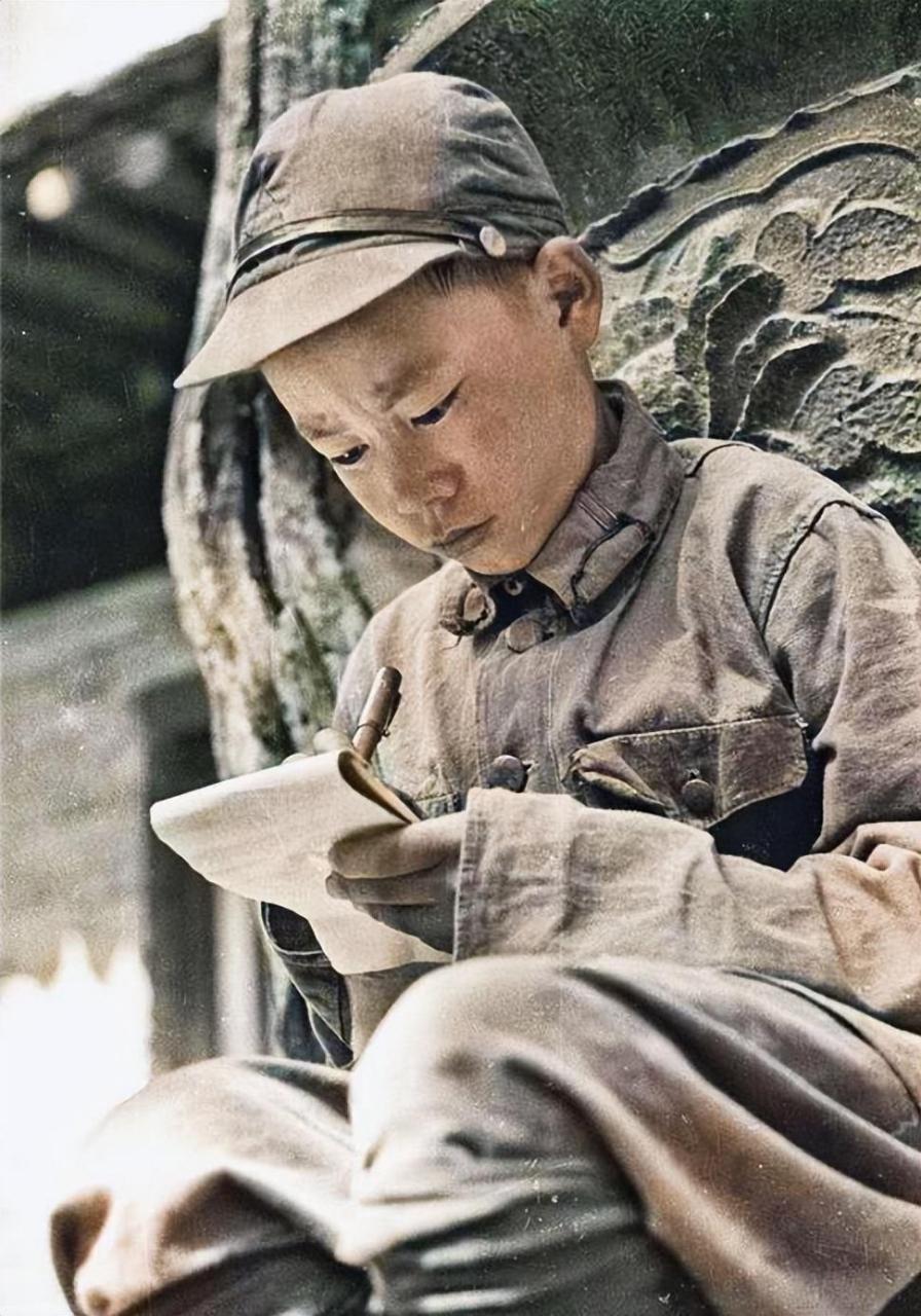 39年,年仅15岁的交通员李成二在执行情报传递任务时,遭遇到了两只饥饿