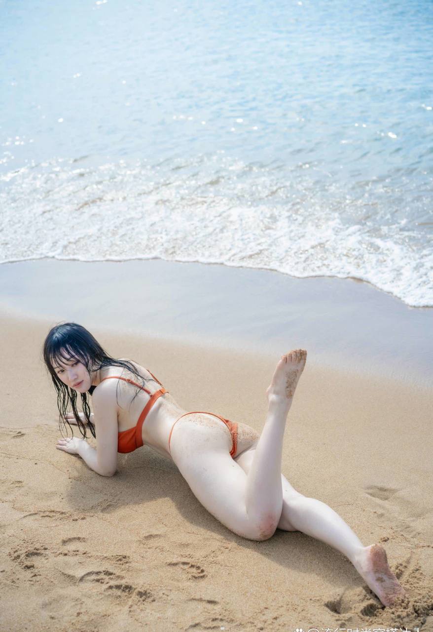 动漫博主mizuki在海滩脱下尾巴拍比基尼照.