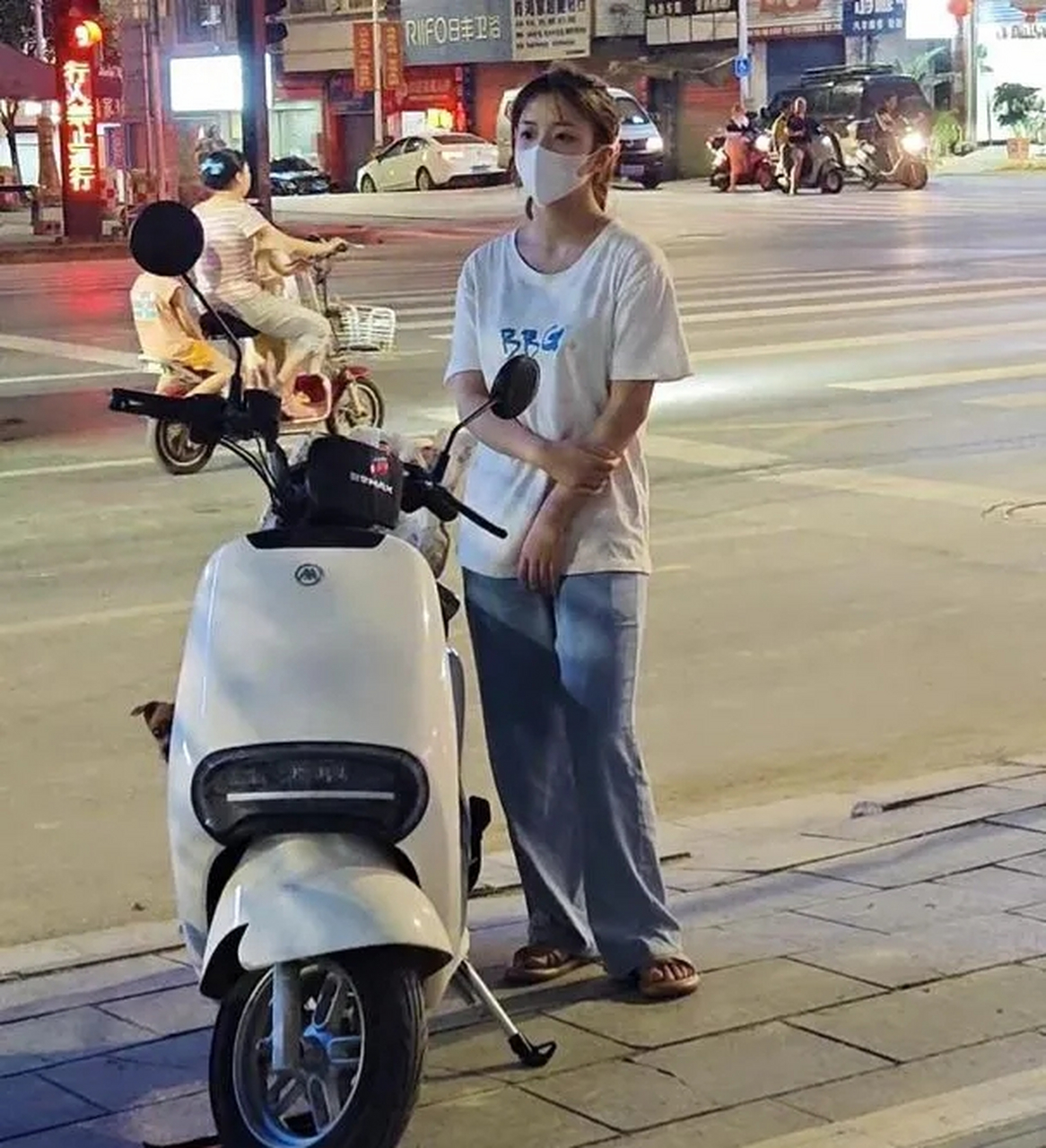 广西街头,这个神情落寞的小姑娘吴雨静,和自己新买的电动车自拍,却