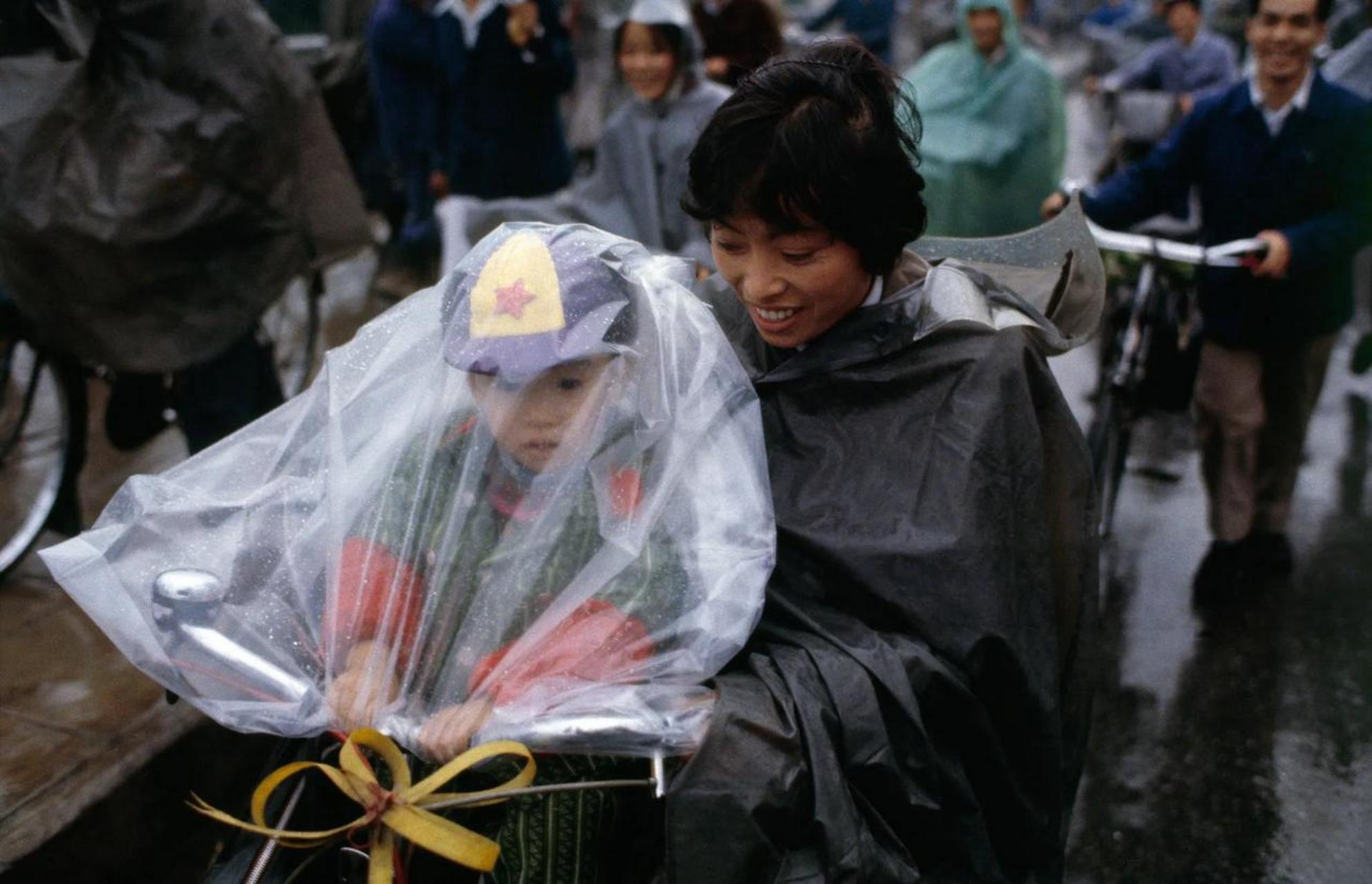 1977年的广州,一场雨下个不停,街道上的行人都匆匆忙忙地奔波着.