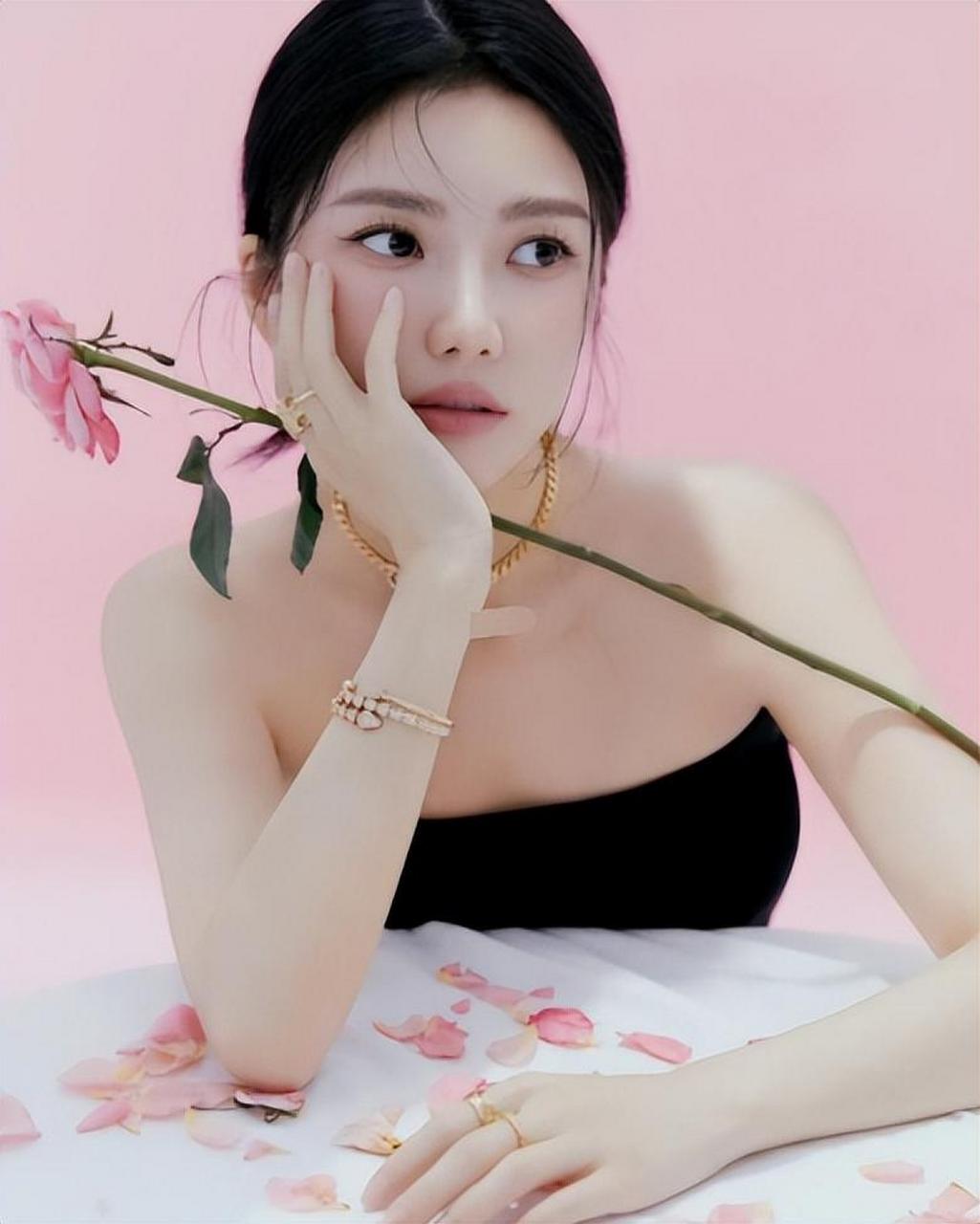 近日,杜淳老婆王灿在社交平台晒出了一组写真照,照片中王灿皮肤白皙