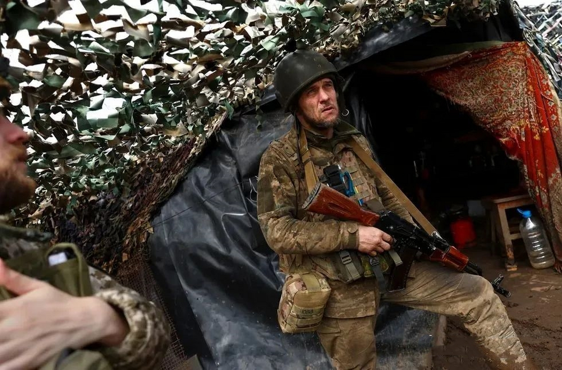 在顿巴斯前线的乌军阵地,乌克兰士兵在战壕里防御敌人.