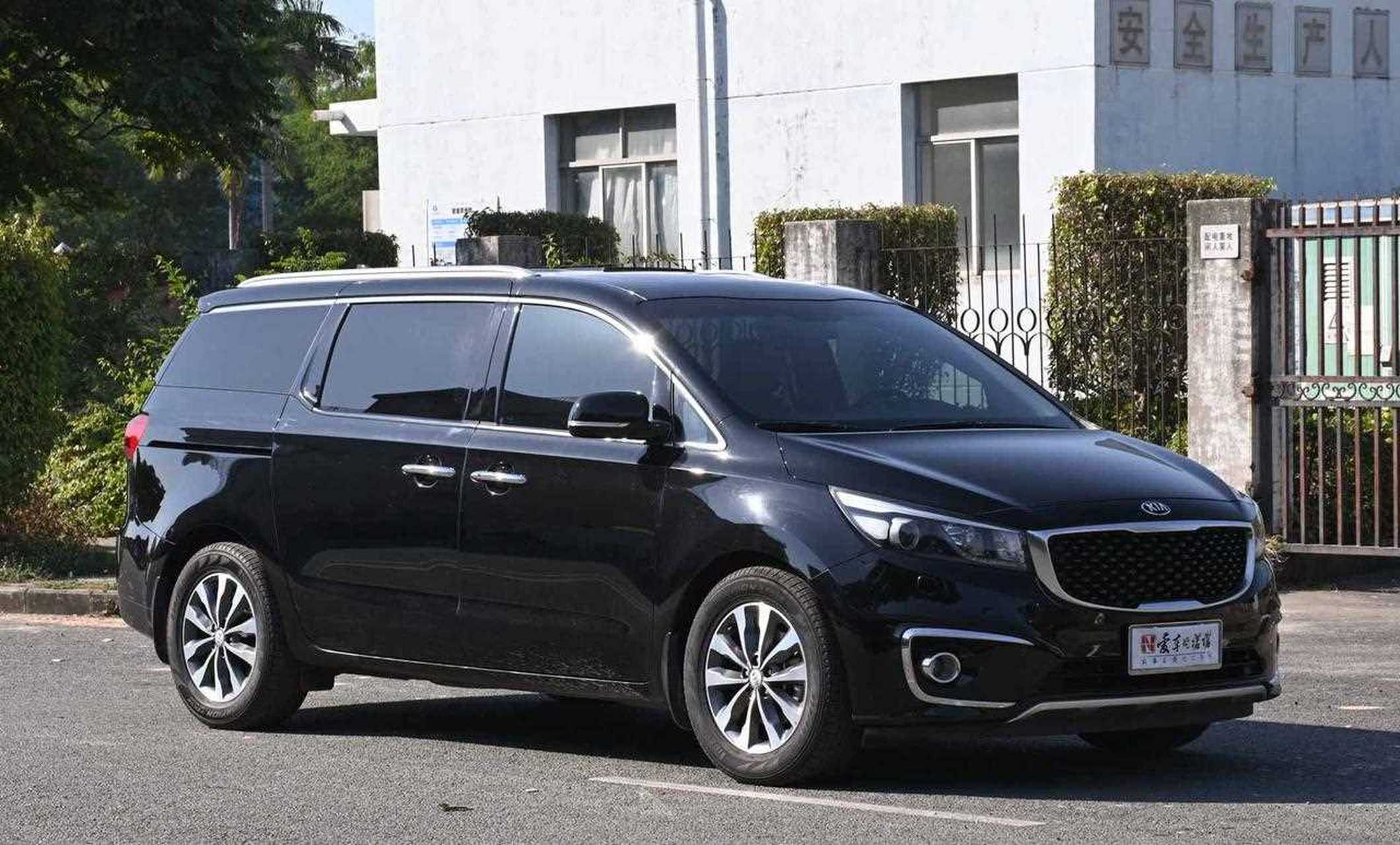 而且这台车是顶配车型,前排电动座椅带通风,加热,方向盘加热,后