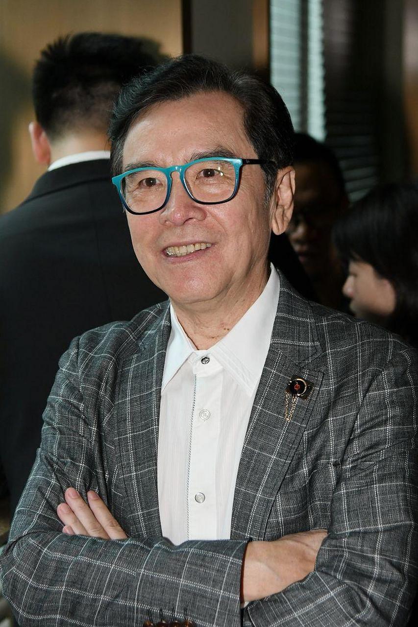 当年,曹达华在澳门赌场输的走投无路,何鸿燊送给他一张贵宾卡,可以在