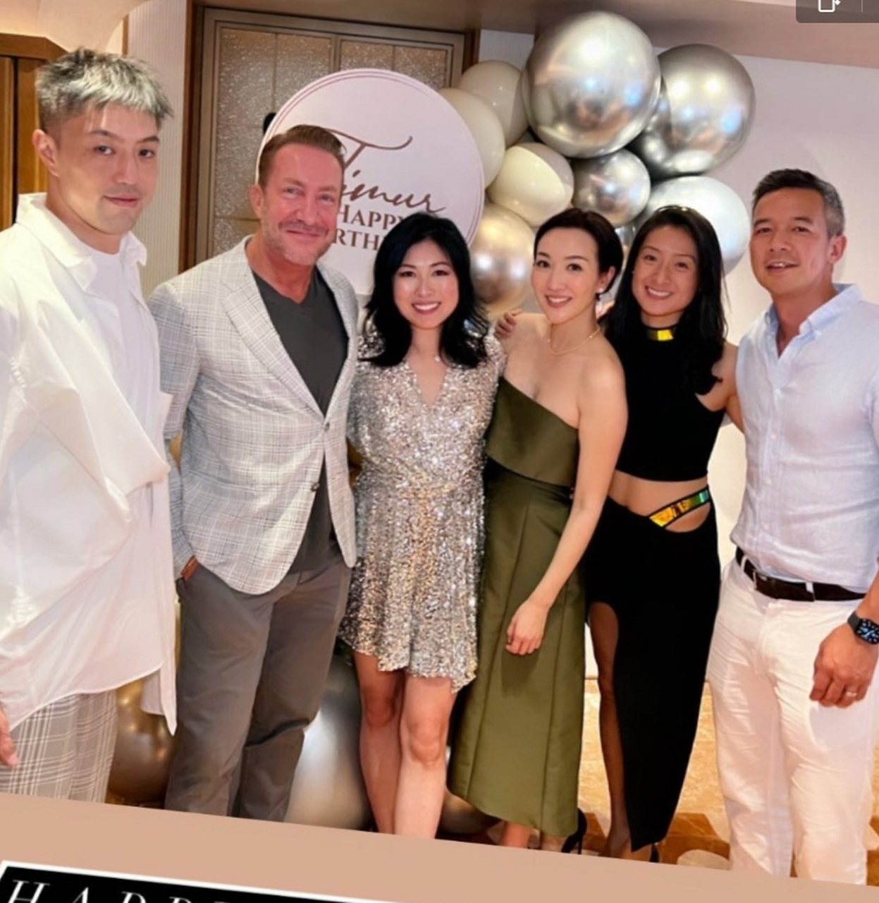 霍思纬穿抹胸裙皮肤白得发光啦!