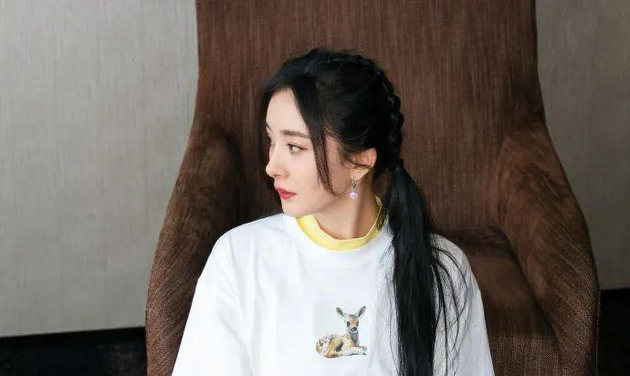 杨幂这是重返18岁了?扎个"娃娃辫"配八字刘海,真是嫩得过分