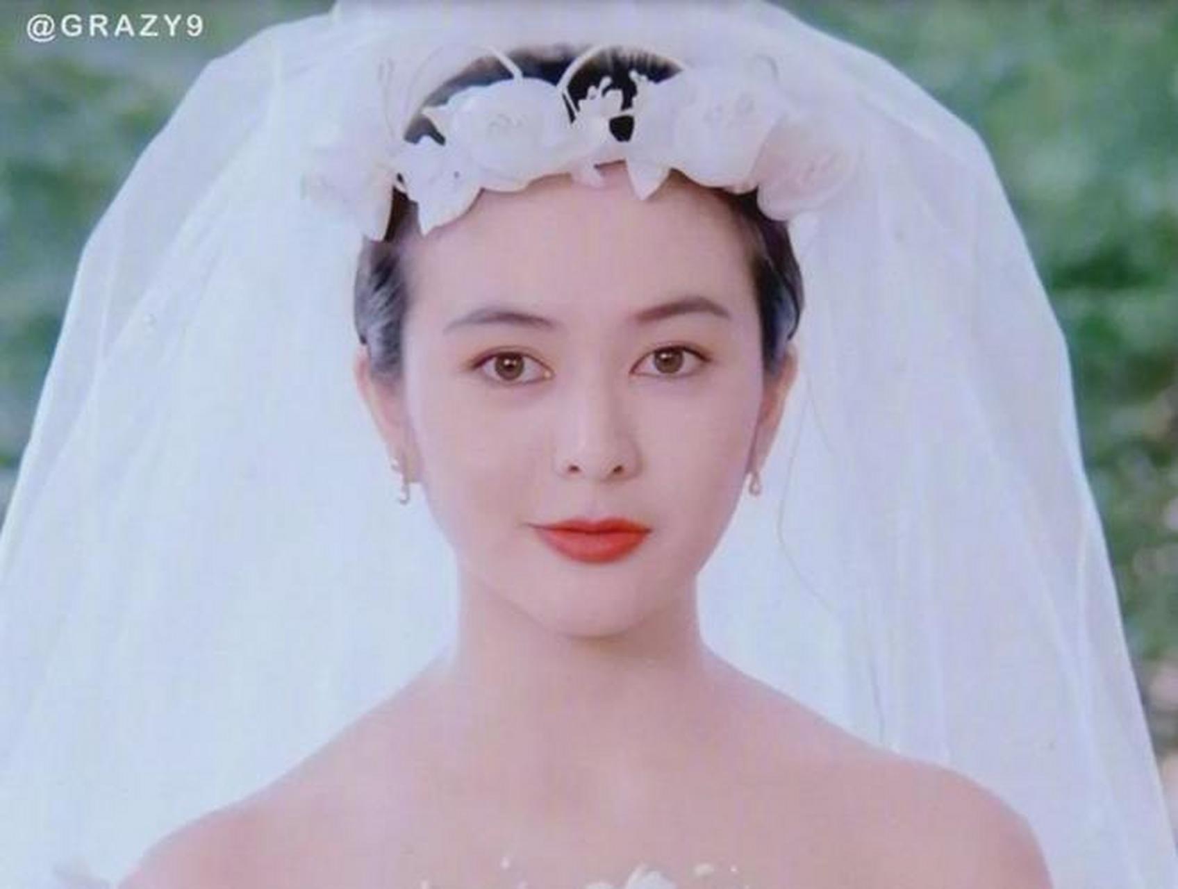 在上世纪90年代,当时的一线女星们都有一组婚纱照,那个时候的照片简洁