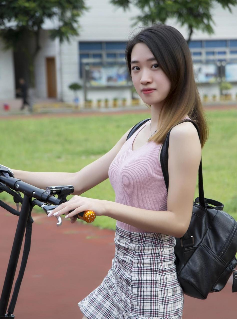 清纯可爱的女大学生