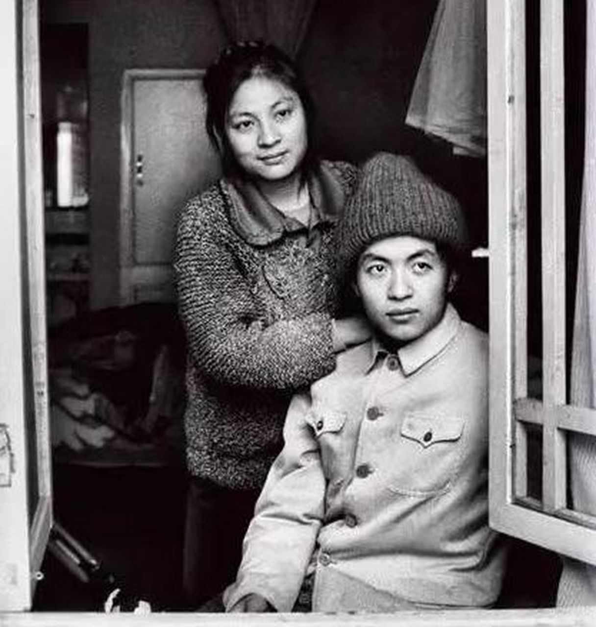 顾城和他妻子谢烨的合影,顾城(1956年9月24日-1993年10月8日)出生于