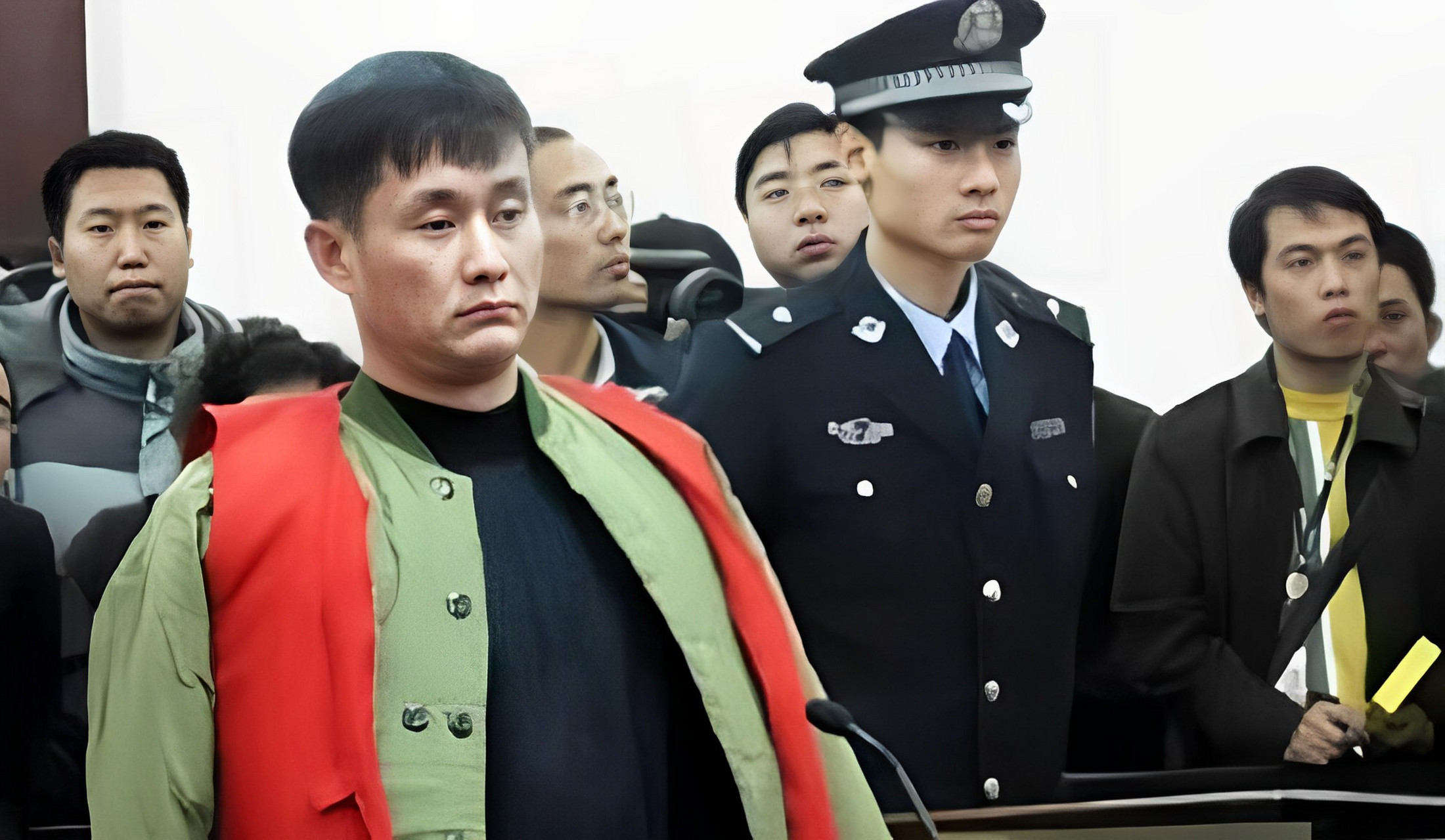 2006年,张显光买了很多食物和酒,在和妻子聊天的过程中,无意中透露