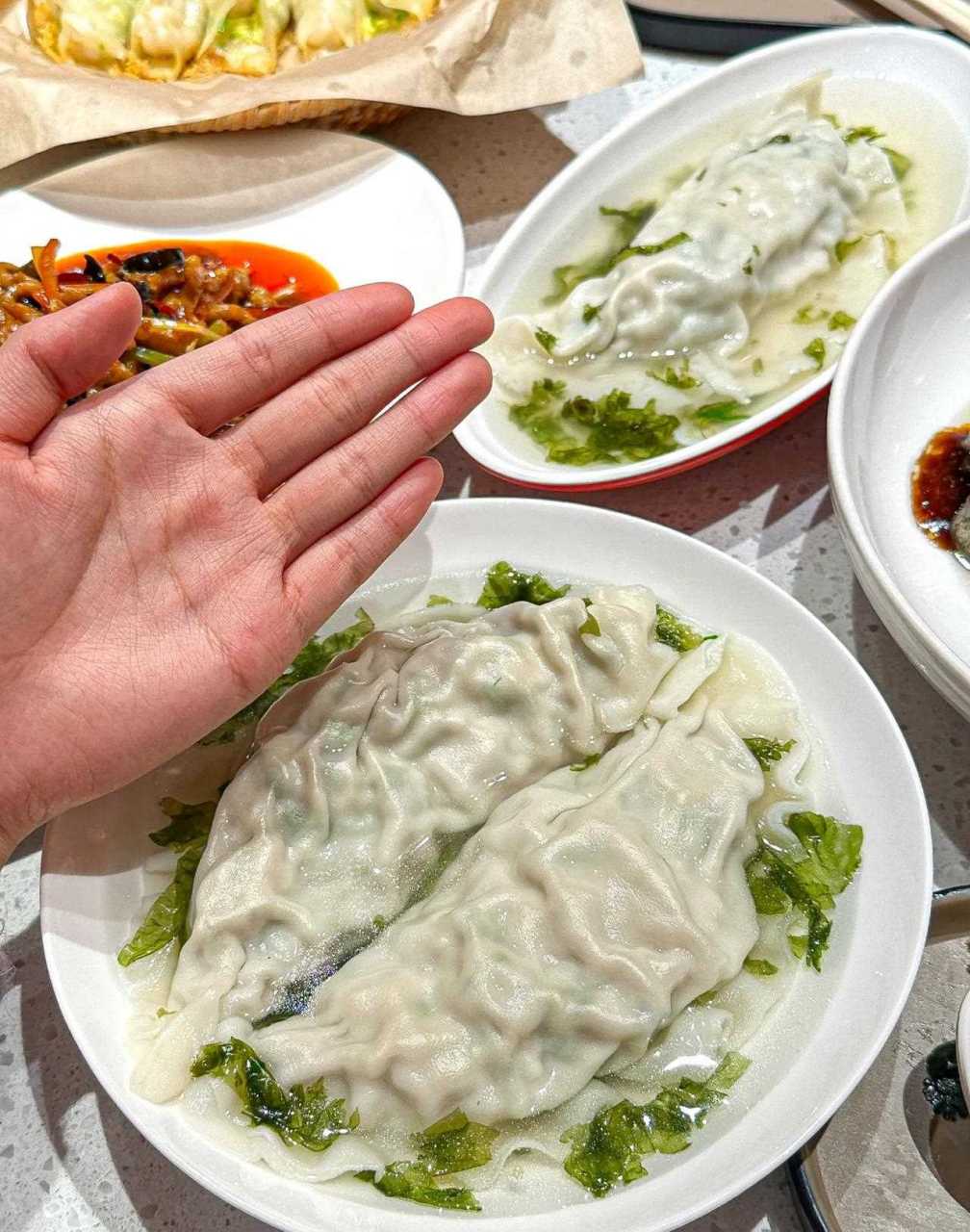 肉眼可见的震惊——真的就是手掌大… 鲅鱼馅儿的,皮也不是很厚,所以