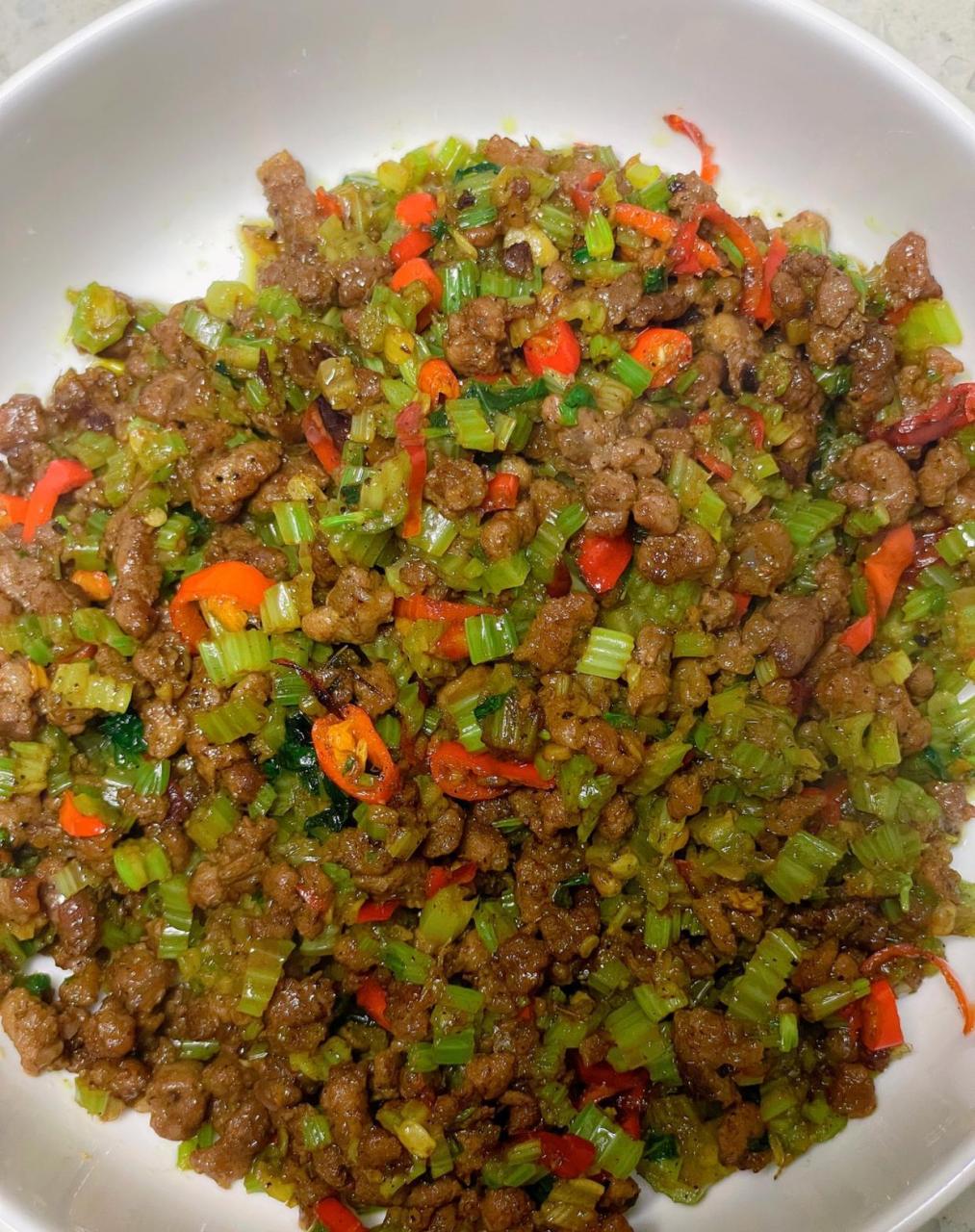 芹菜牛肉沫姜蒜小米辣 调料:生抽老抽料酒蚝油黑胡椒粉盐 1