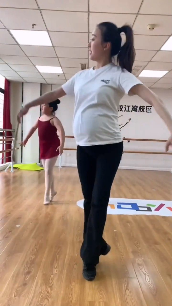 怀孕九个月的老师,坚持上芭蕾课的样子太美,让我们为她点个赞!