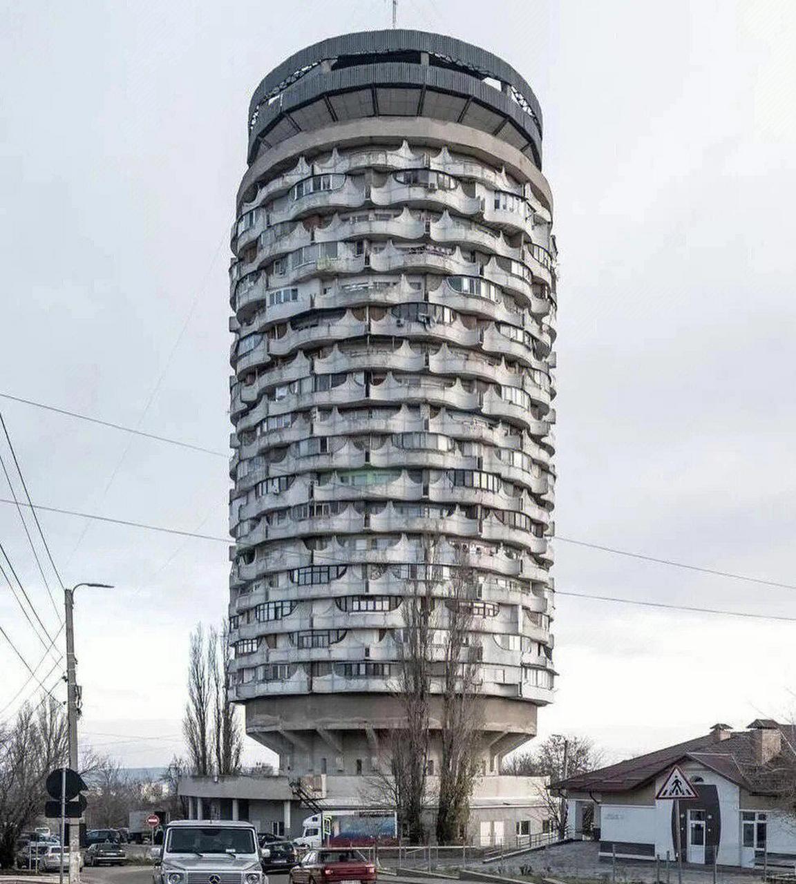 奇特的苏联住宅楼之玉米楼 这栋位于摩尔多瓦基希讷乌的住宅楼,建于