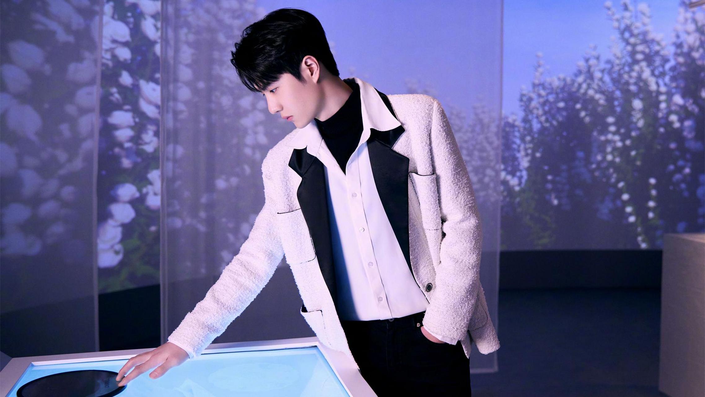 有帖子爆料,疑似王一博戴假发和赵丽颖一起看演唱会,猜测这两人一直