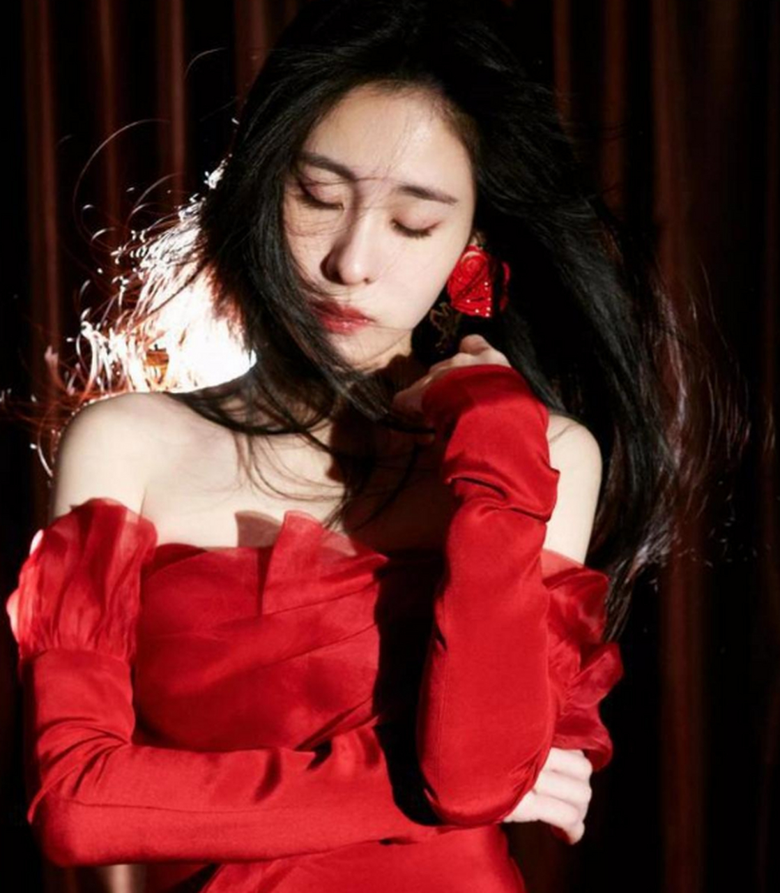 张碧晨一袭抹胸红裙,搭配微卷长发,好性感,难怪华晨宇会喜欢她!