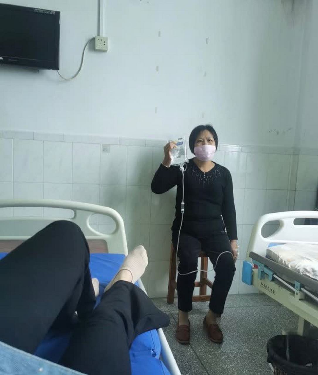 陪妈妈打点滴,像我这样孝顺的女儿不多了[抠鼻]