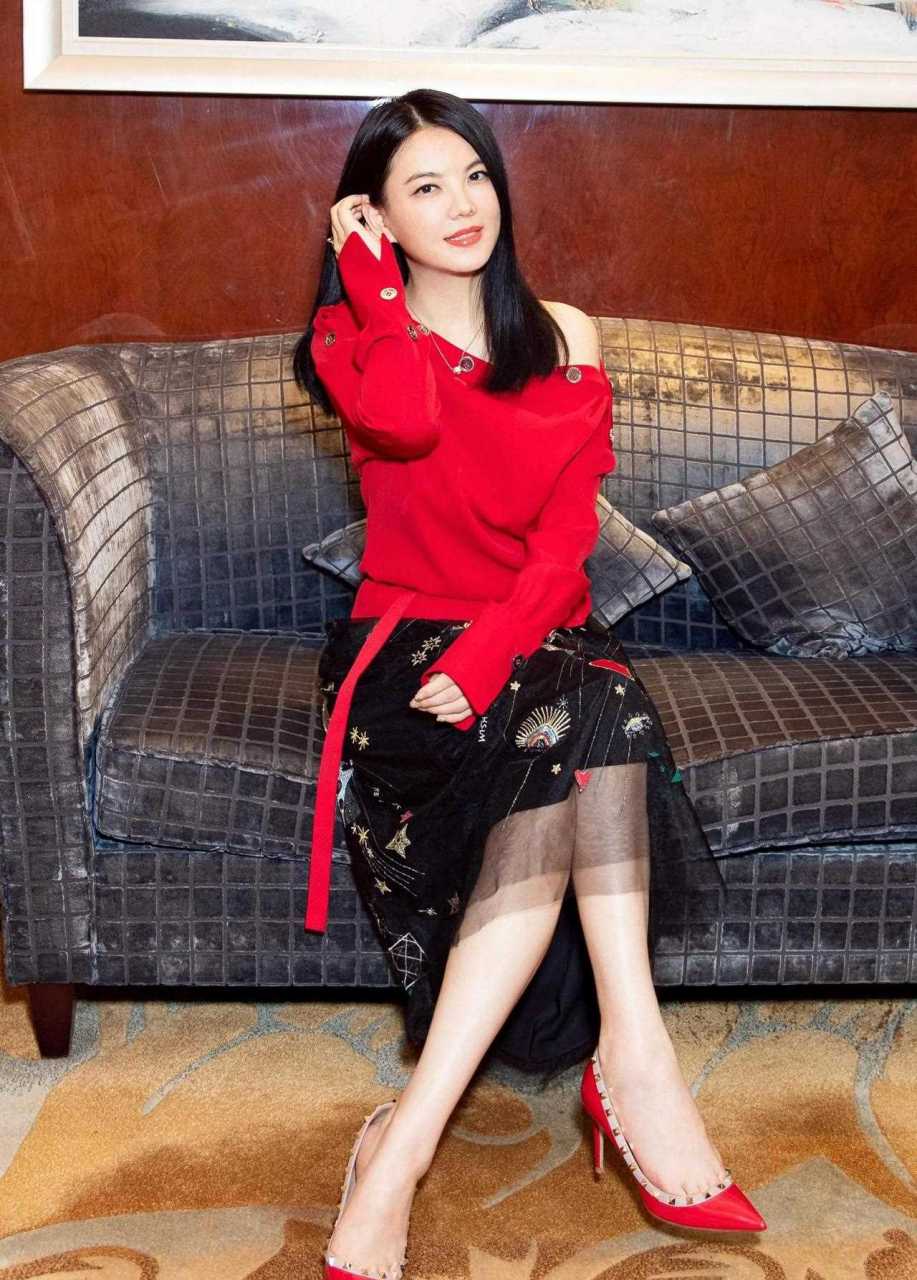 李湘脚穿细高跟录节目坐姿霸气