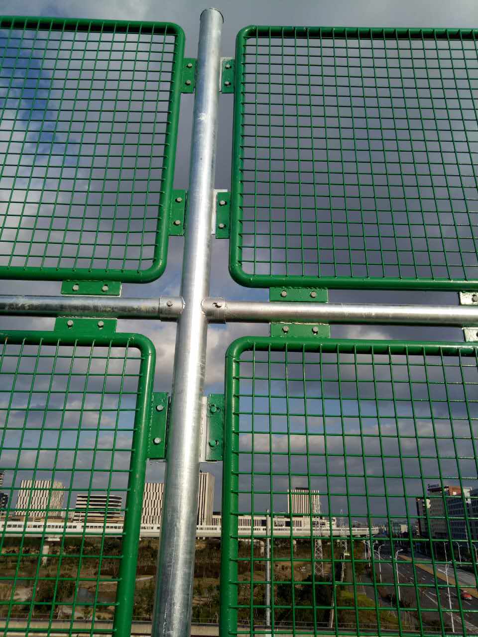 桥梁防抛网的优势 桥梁防抛网体积轻巧,造型新颖,颜色鲜艳,耐用,适用