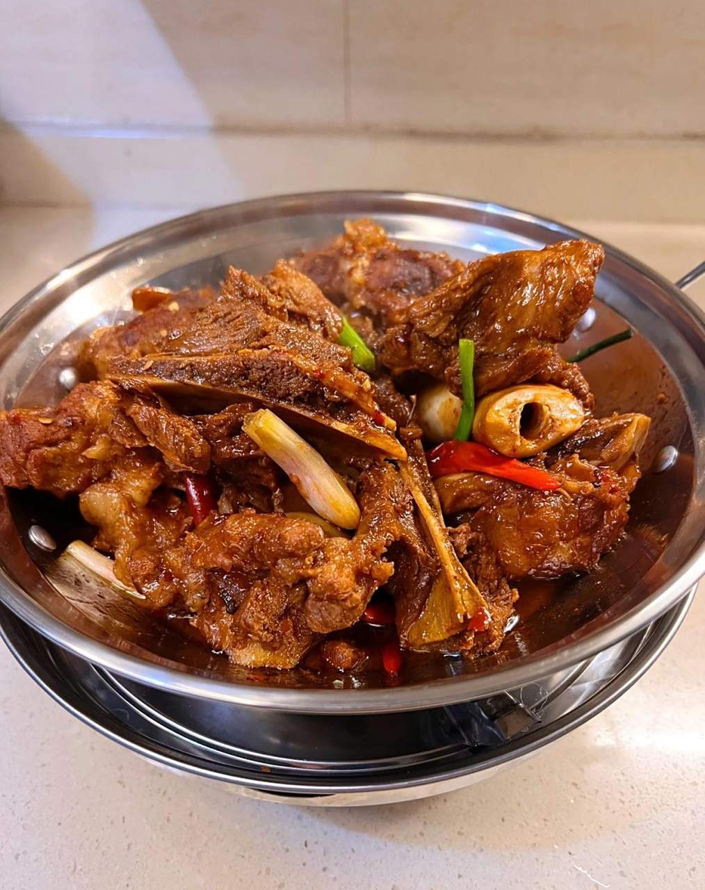 食材:筒子骨或者扇子骨,八角桂皮花椒,葱姜蒜,小米辣,七星椒干,麻辣酱