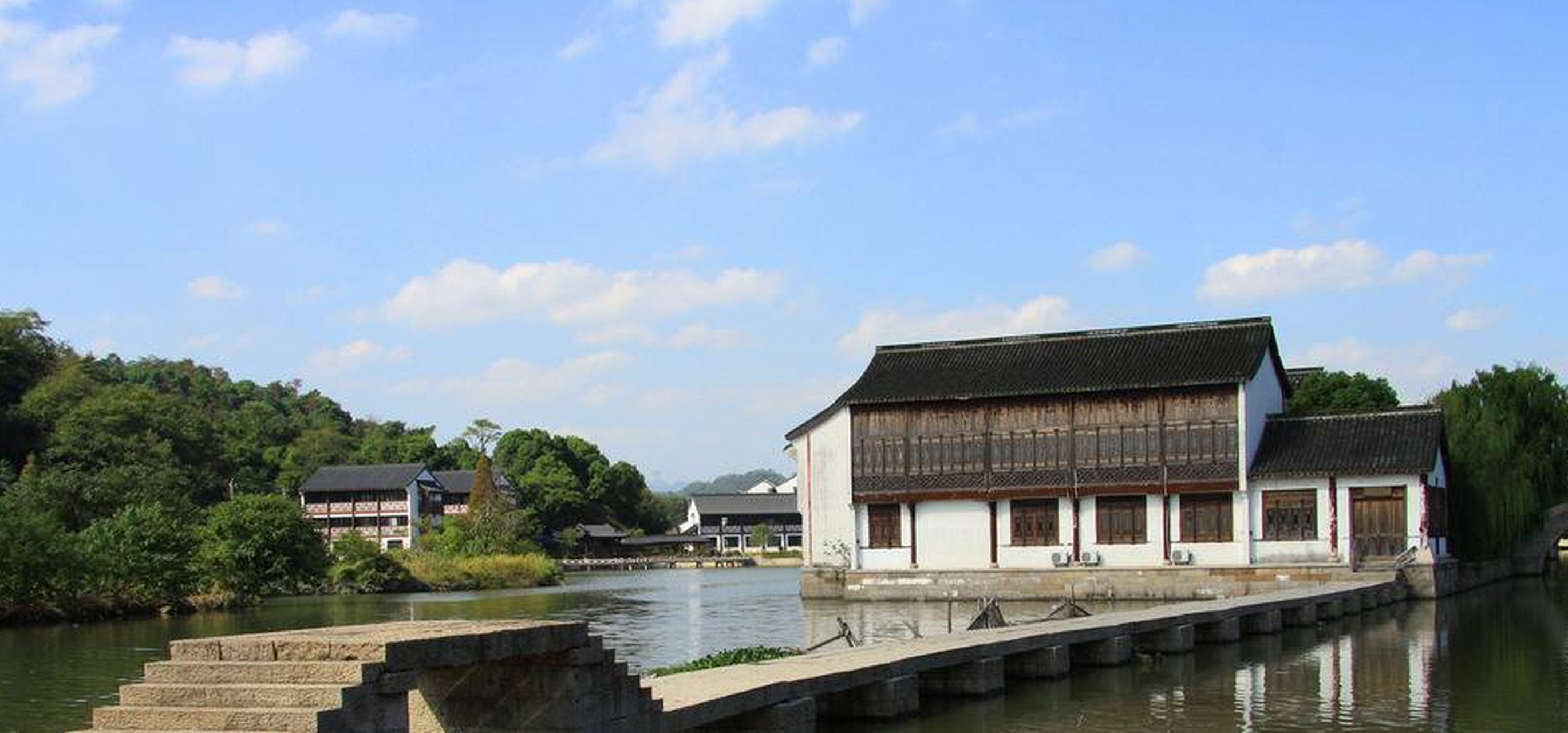 鲁镇,位于绍兴柯岩风景区,也是江南地区唯一的一个以虚构为背景仿建的