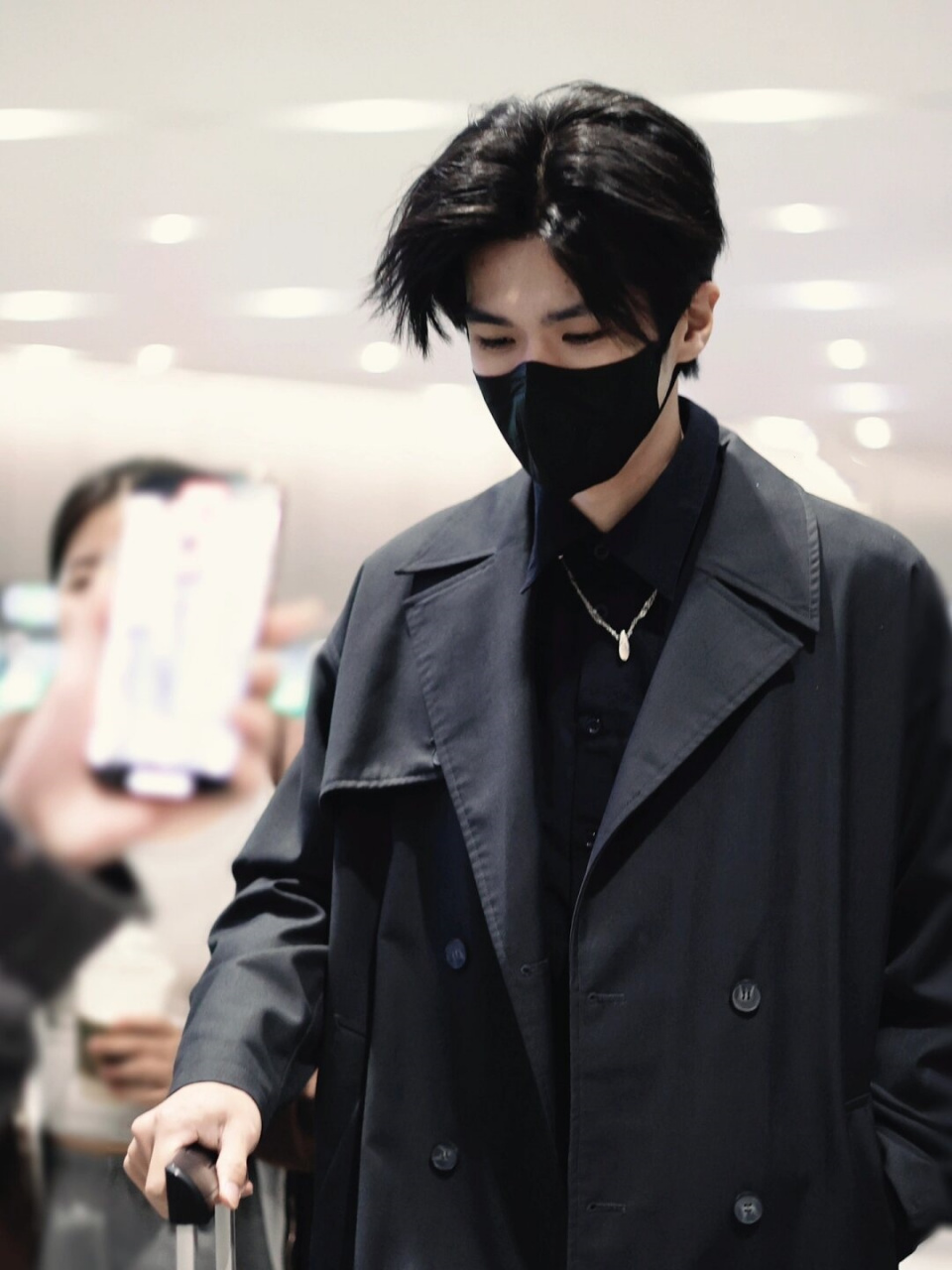 李晋晔的机场路透  李晋晔的机场路透照片展现了他独特的气质与时尚品