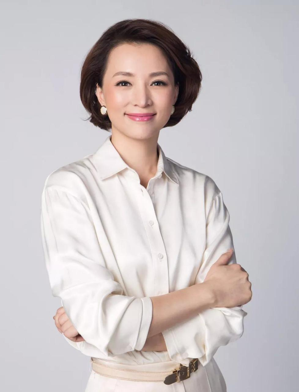 90年代初,年轻时的董卿,气质尤佳,浑身散发着青春洋溢的气息,但那时的