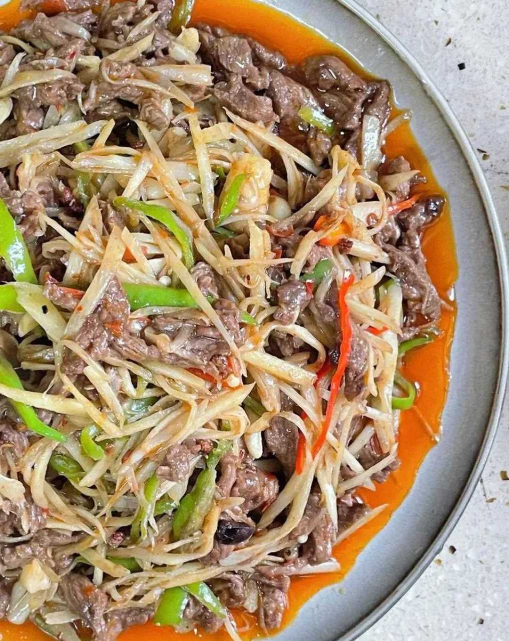 喜欢吃辣的朋友们有口福了,这道仔姜炒牛肉丝因为生姜与辣椒搭配炒