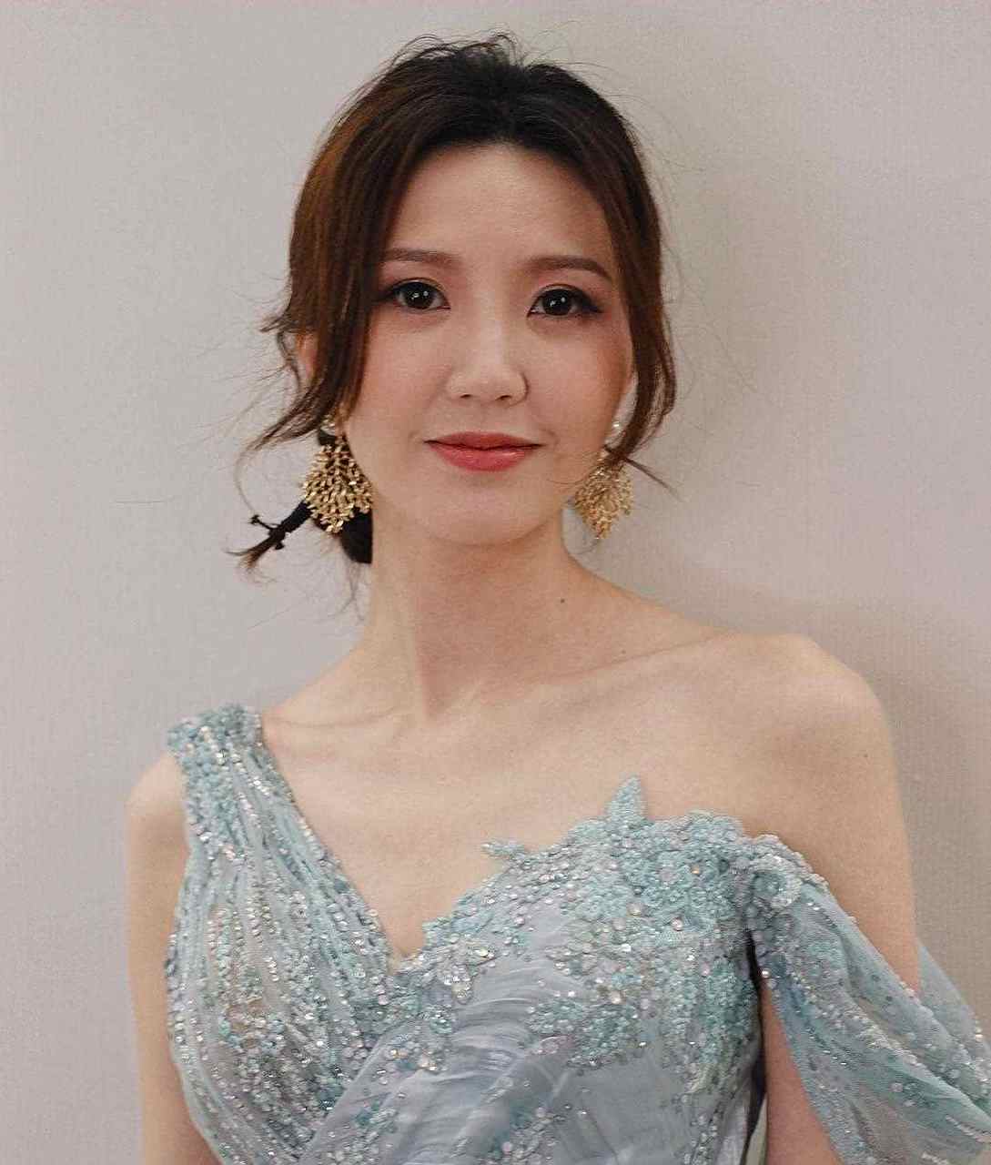 香港歌手吴若希分享近照,她颜值还是挺好看