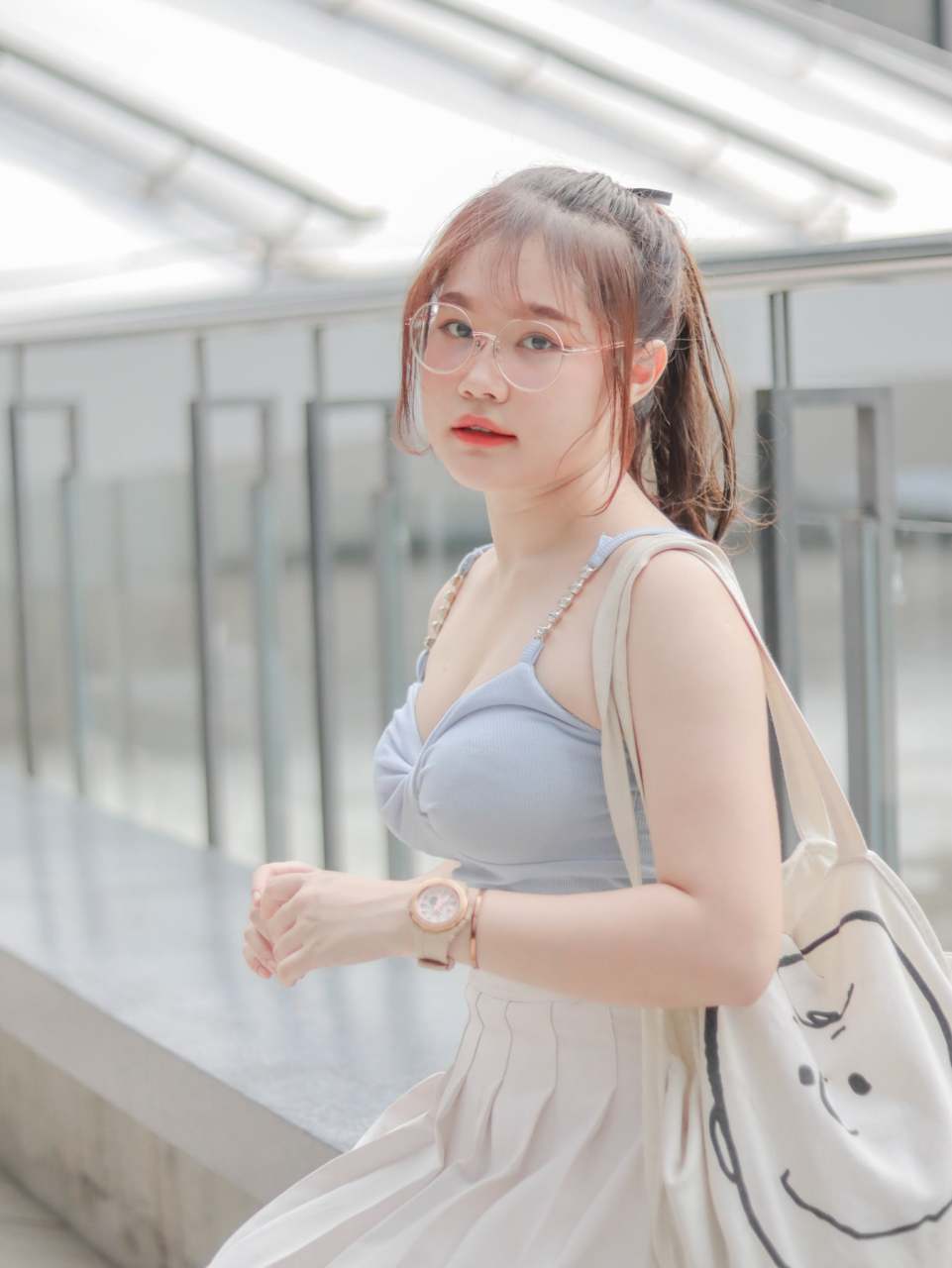 户外摄影人像,戴眼镜的可爱学妹,青春靓丽,楚楚动人.