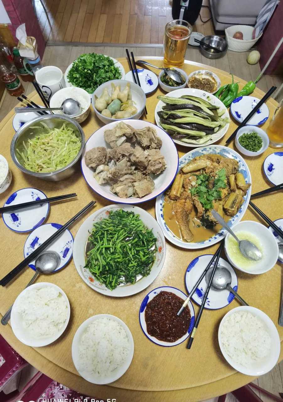 晚餐打卡在妈妈家,[围观] 妈妈准备一桌好菜, 家里人聚餐抢膘, 吃好喝