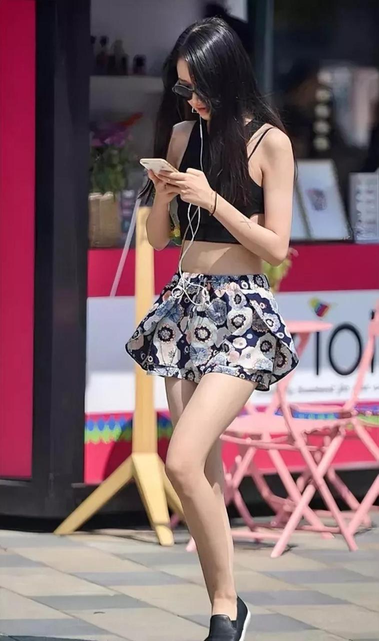 你发现没有 许多女性都穿着暴露的衣服, 走在熙熙攘攘的街头.