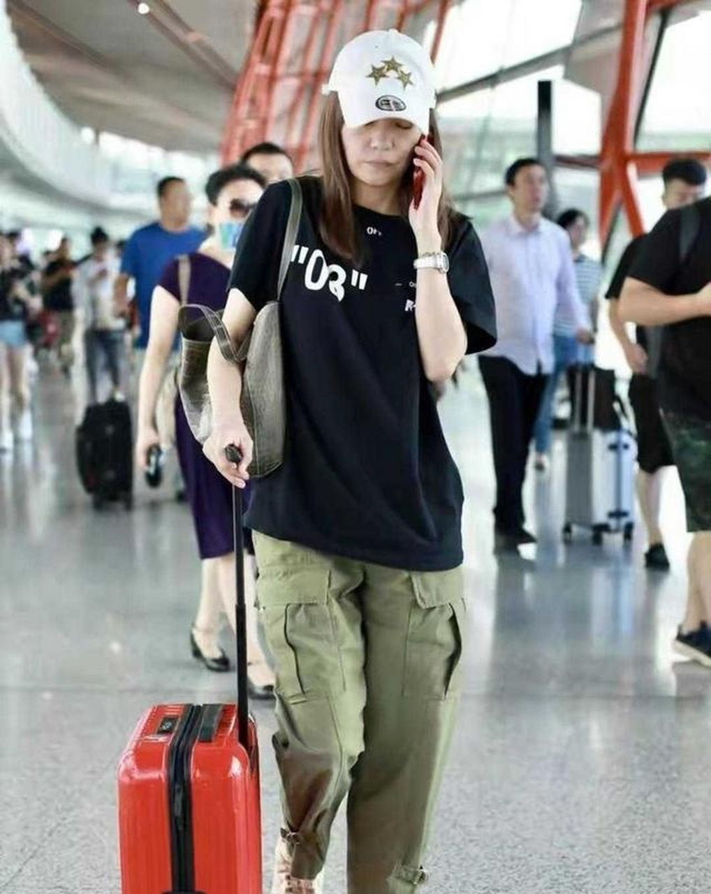 这样的中性风打扮适合舒适的运动鞋,赵薇这款鞋子有点老爹鞋的感觉