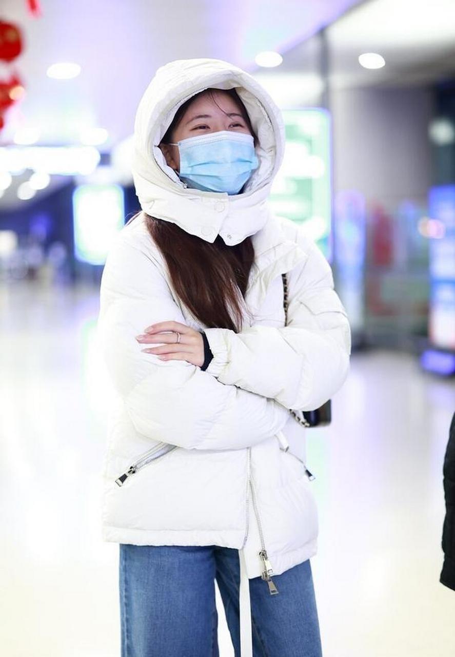 街拍:赵露思款羽绒服 牛仔直筒裤 黑色短靴随性时尚