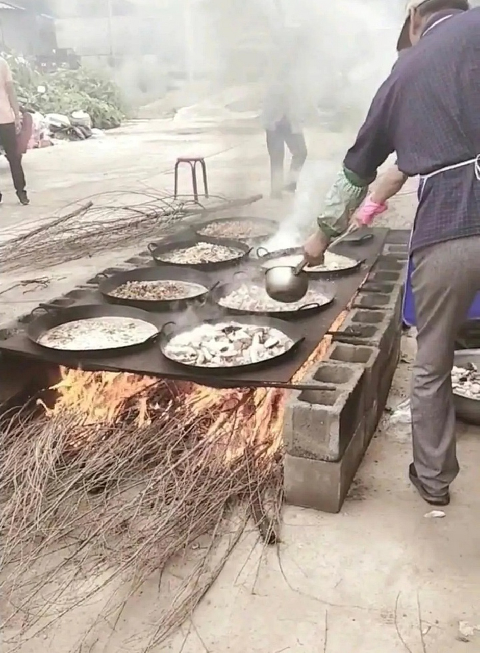 农村办酒席,大厨一下烧八个菜,手艺不错啊