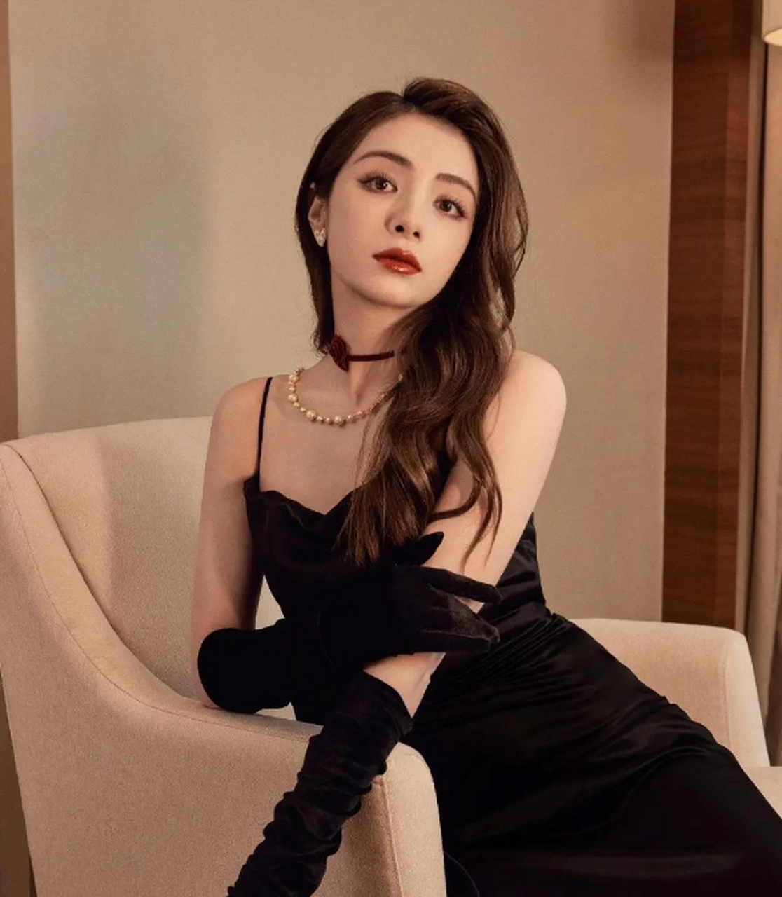 麦迪娜带着儿子姜丹尼尔亮相首都机场,穿黑色的亮面夹克,绑着大麻花辫