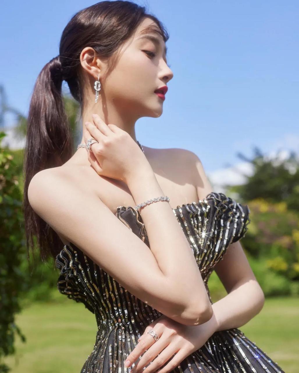 关晓彤黑耀抹胸长裙 高马尾,很是靓丽.