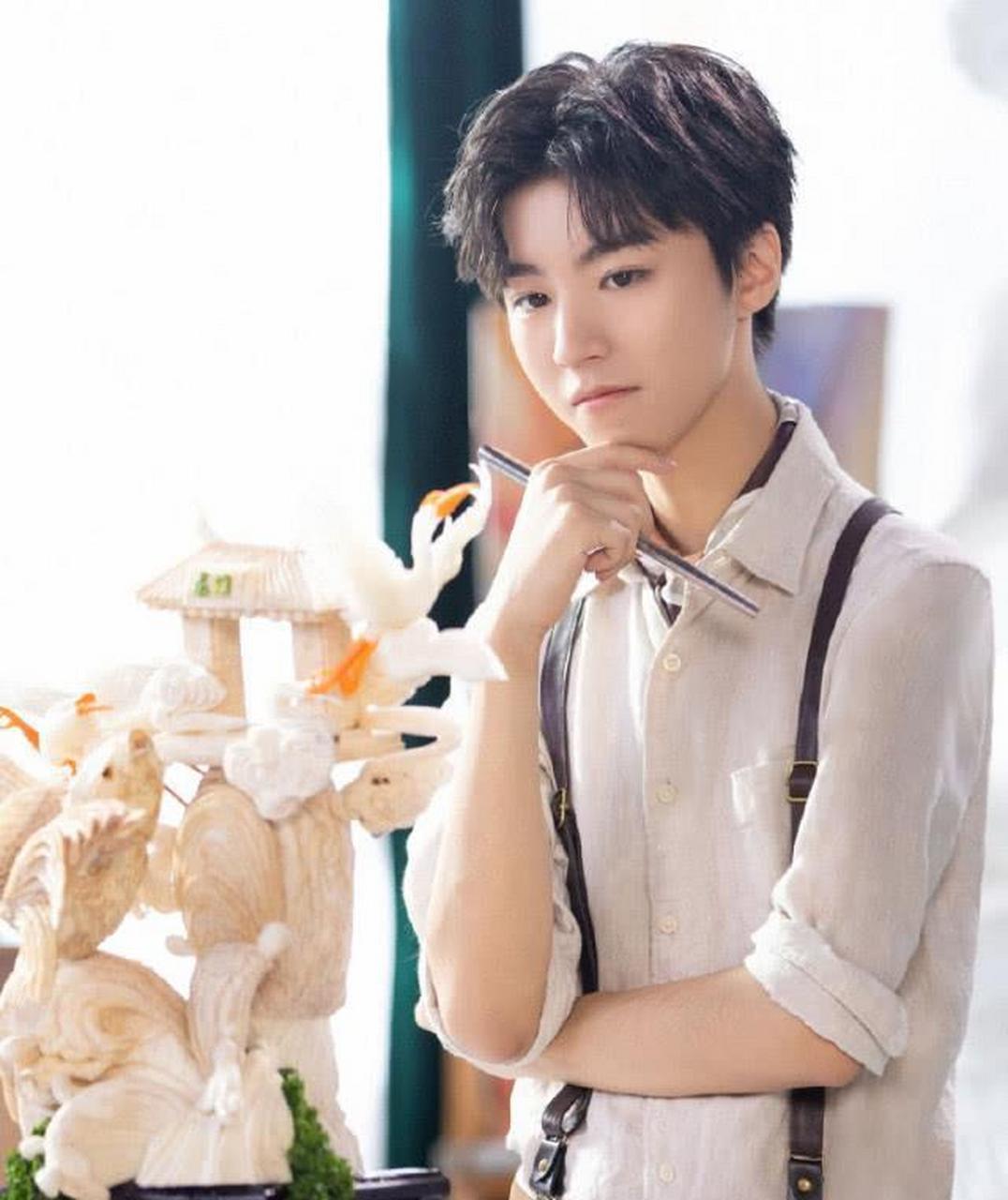 领动计划# 王俊凯的发型帅气极了,是蓬松的中分发丝,看起来很有少年