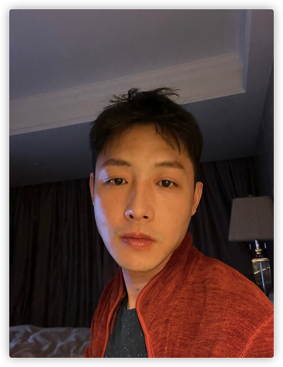 今年45岁的赵音奇曾是《希望英语》的节目主持人,他不仅能说一口流利