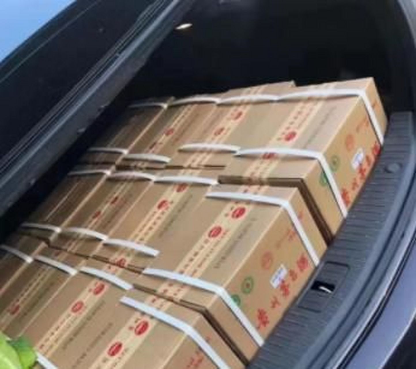 干工程老板的后备箱,烟酒是从来不缺的,看似赚钱,都是拿命喝出来的